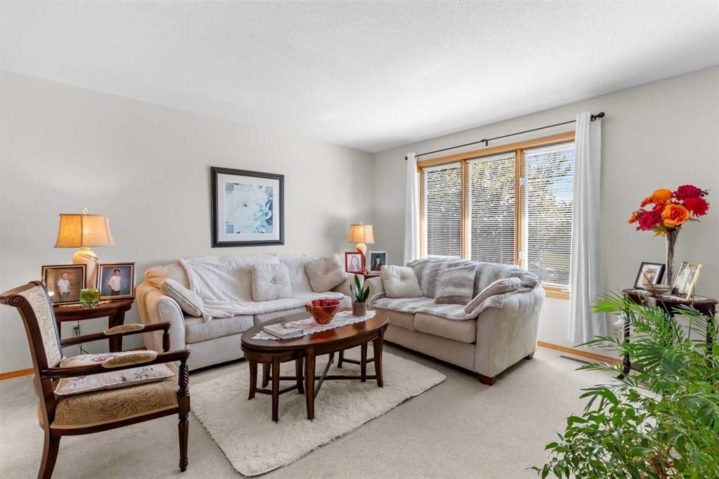 2100 25 Avenue, Bowden, AB - Indoor Photo Showing Living Room