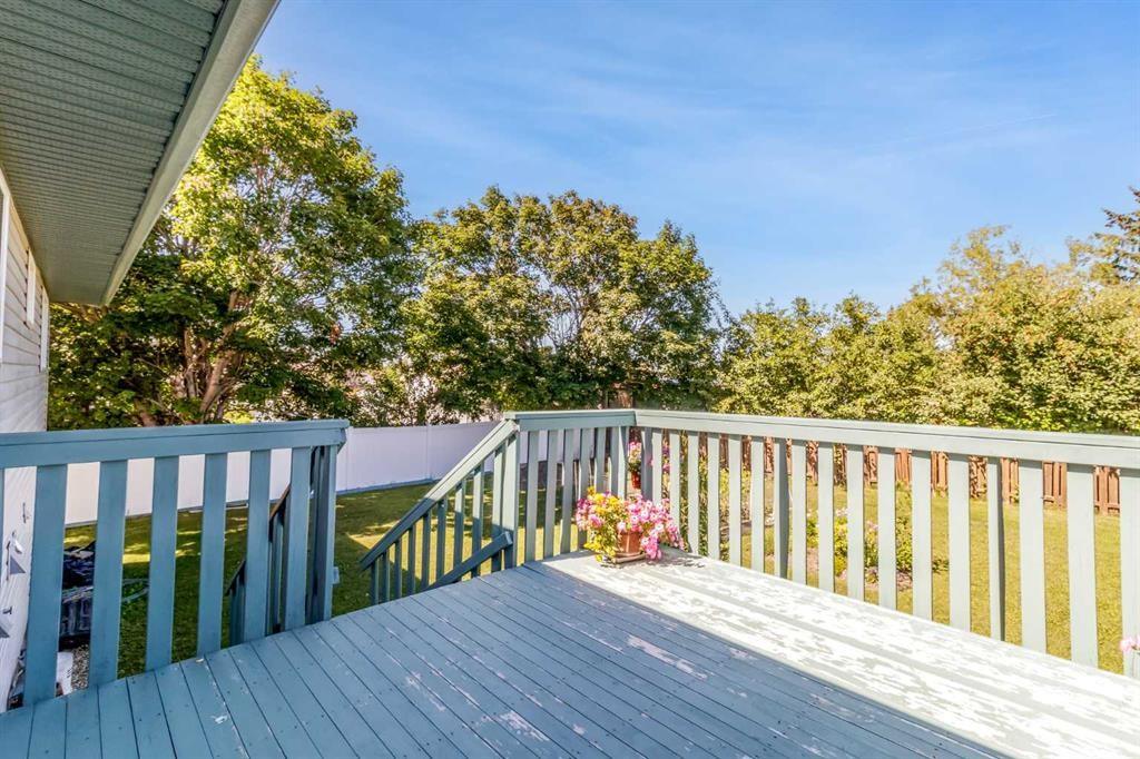 2100 25 Avenue, Bowden, AB - Outdoor With Deck Patio Veranda