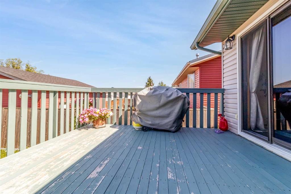 2100 25 Avenue, Bowden, AB - Outdoor With Deck Patio Veranda With Exterior