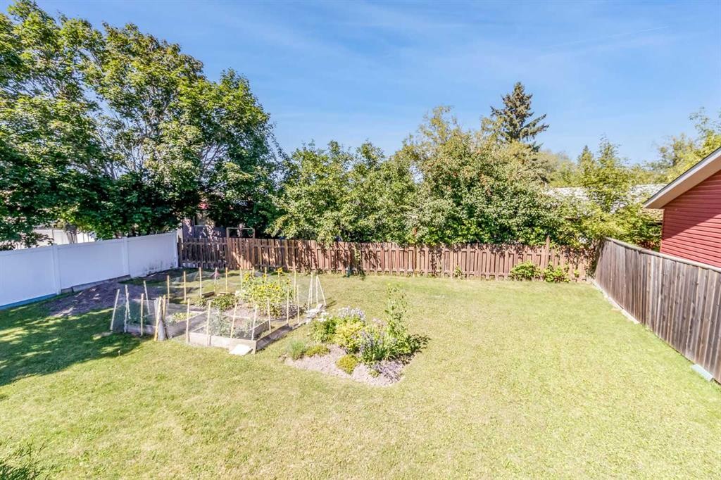 2100 25 Avenue, Bowden, AB - Outdoor