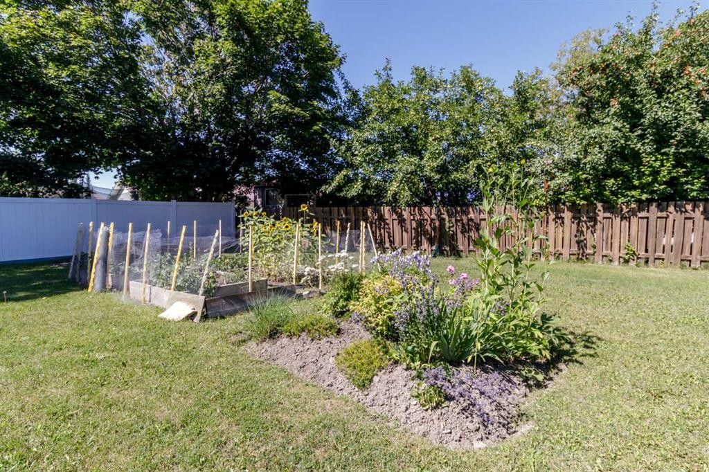 2100 25 Avenue, Bowden, AB - Outdoor