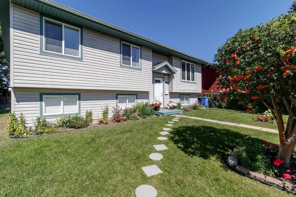 2100 25 Avenue, Bowden, AB - Outdoor