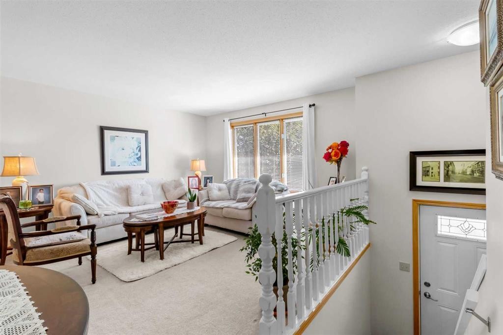 2100 25 Avenue, Bowden, AB - Indoor Photo Showing Living Room