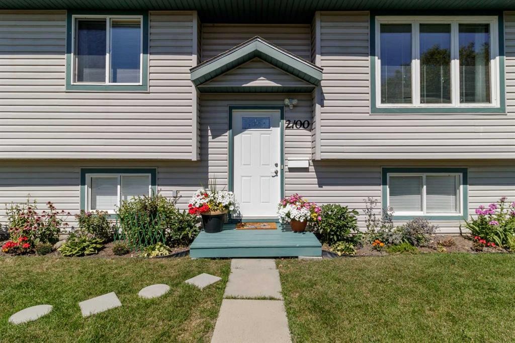 2100 25 Avenue, Bowden, AB - Outdoor