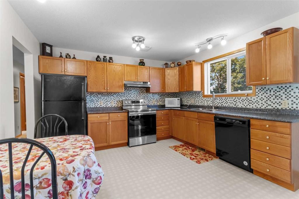 2100 25 Avenue, Bowden, AB - Indoor Photo Showing Kitchen With Double Sink