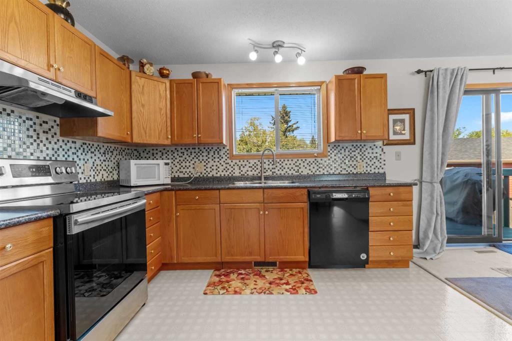 2100 25 Avenue, Bowden, AB - Indoor Photo Showing Kitchen With Double Sink