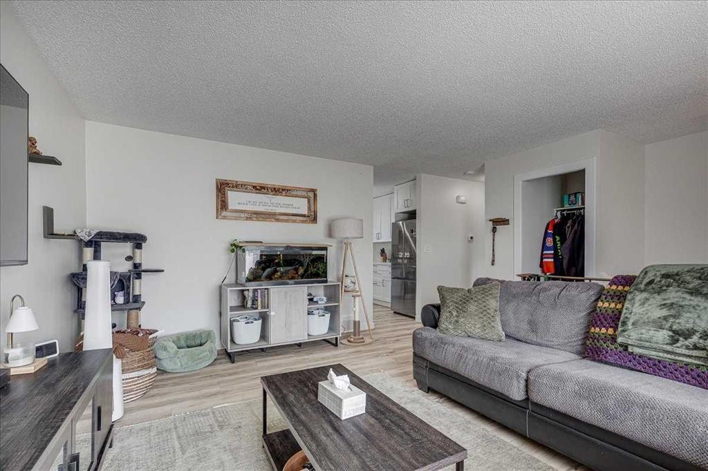 22 Greenham Drive, Red Deer, AB - Indoor Photo Showing Living Room
