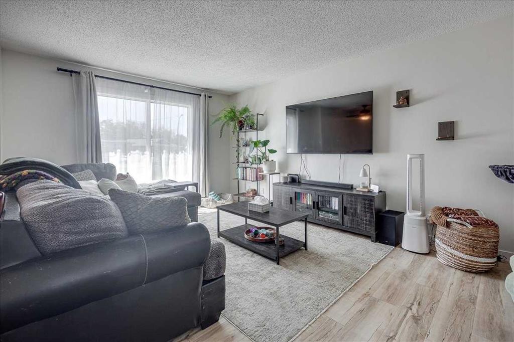 22 Greenham Drive, Red Deer, AB - Indoor Photo Showing Living Room