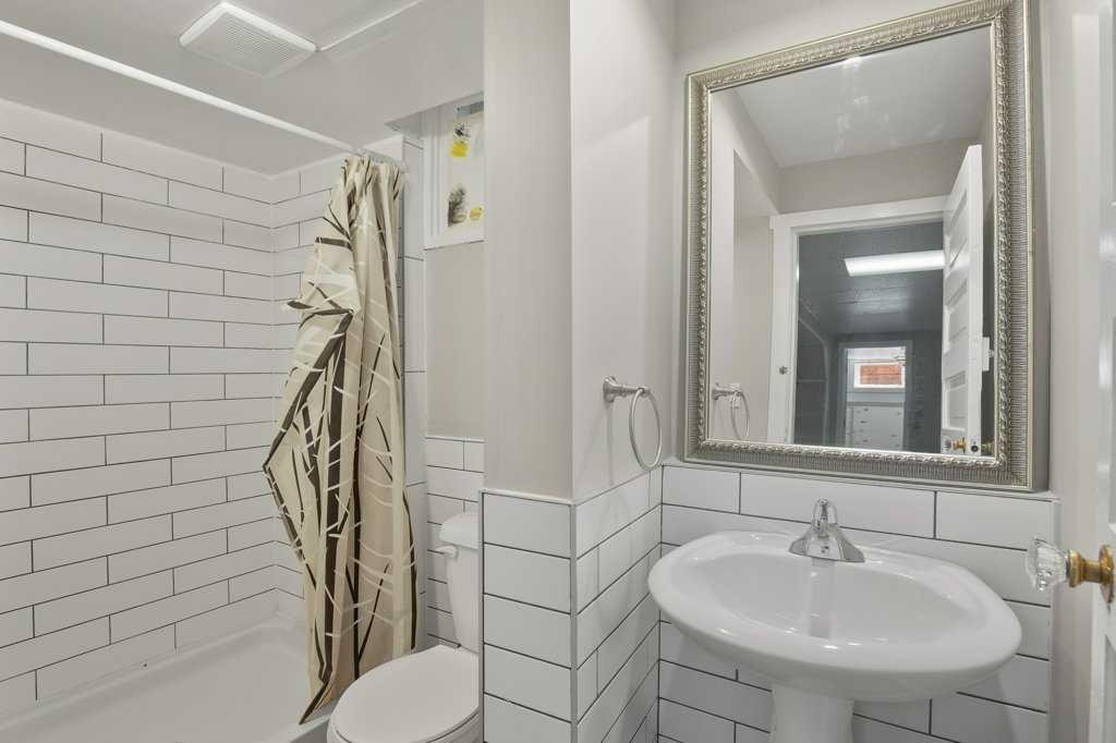 5330 42A Avenue, Red Deer, AB - Indoor Photo Showing Bathroom