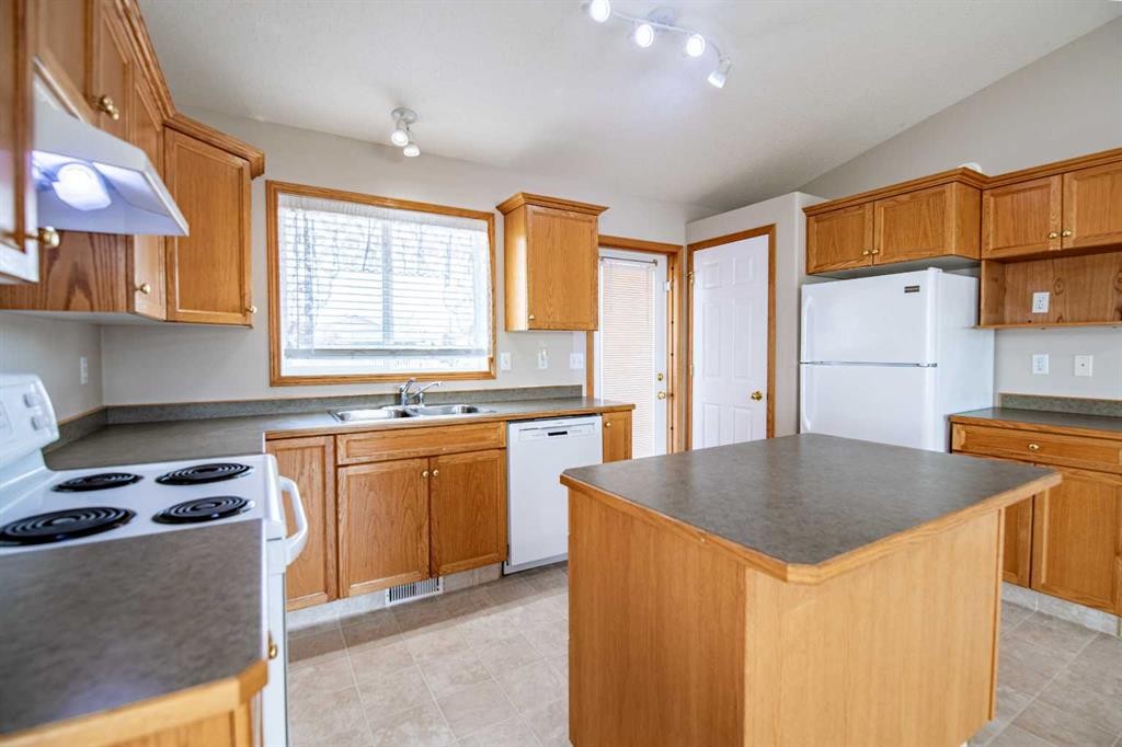 19 Fulmar Close, Sylvan Lake, AB - Indoor Photo Showing Kitchen With Double Sink