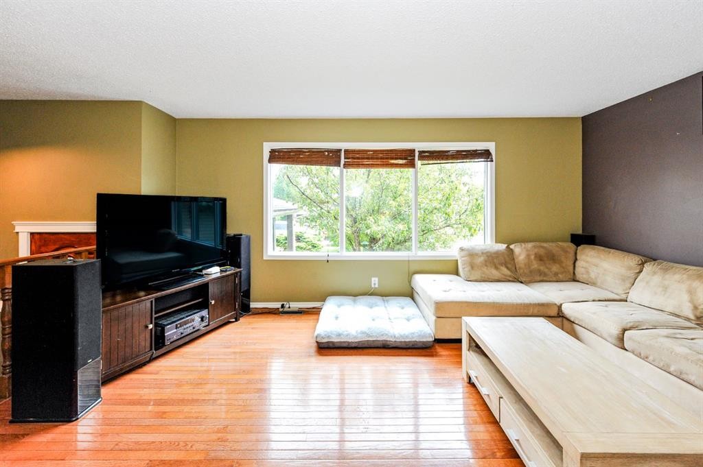 68 Elliott Drive, Camrose, AB - Indoor Photo Showing Living Room