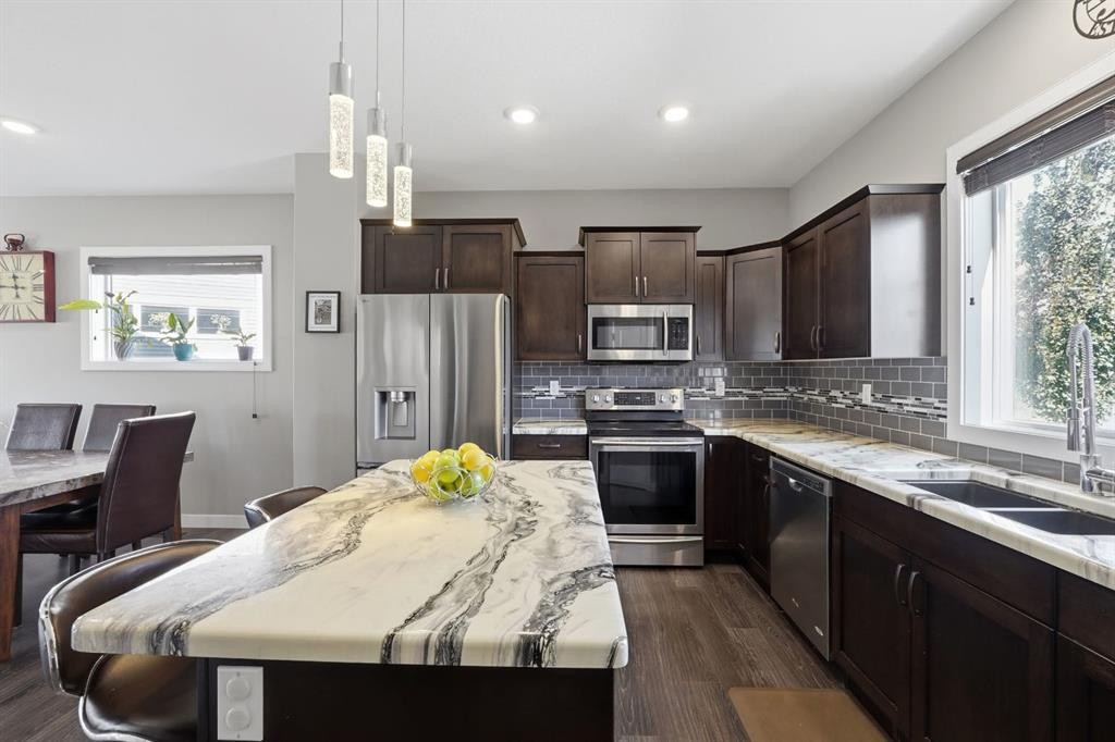 206 Truant Crescent, Red Deer, AB - Indoor Photo Showing Kitchen With Double Sink With Upgraded Kitchen