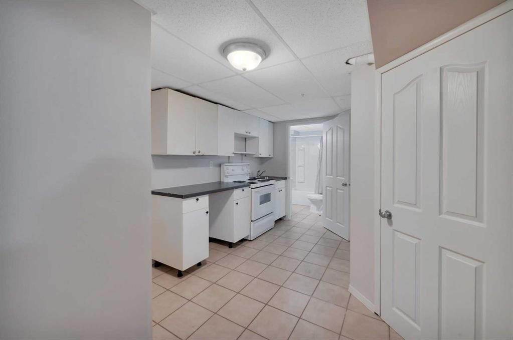 1 Forest Close, Red Deer, AB - Indoor Photo Showing Kitchen