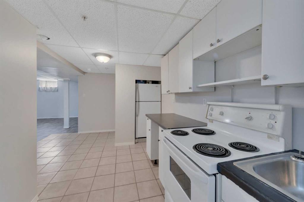 1 Forest Close, Red Deer, AB - Indoor Photo Showing Kitchen