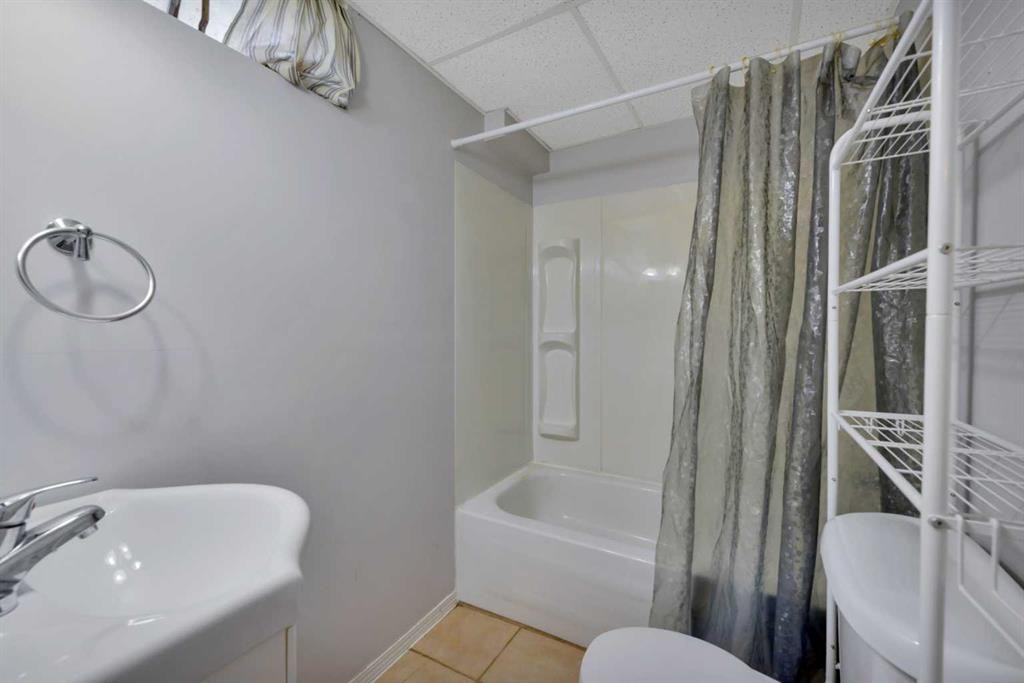 1 Forest Close, Red Deer, AB - Indoor Photo Showing Bathroom