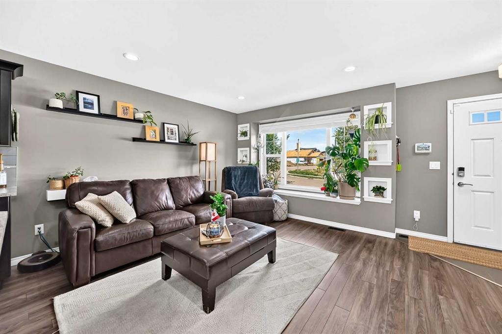 31 Crestview Boulevard, Sylvan Lake, AB - Indoor Photo Showing Living Room