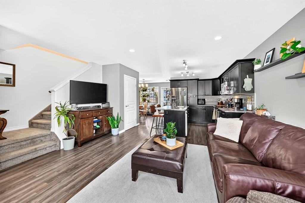 31 Crestview Boulevard, Sylvan Lake, AB - Indoor Photo Showing Living Room
