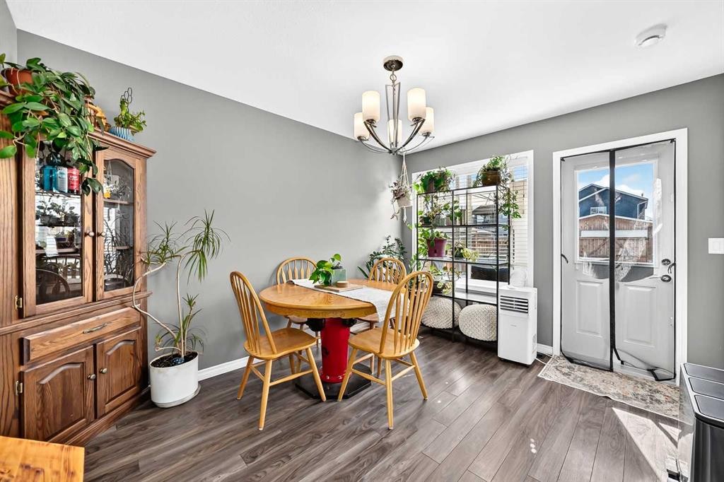 31 Crestview Boulevard, Sylvan Lake, AB - Indoor Photo Showing Dining Room