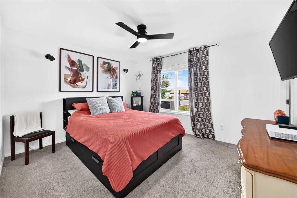 31 Crestview Boulevard, Sylvan Lake, AB - Indoor Photo Showing Bedroom