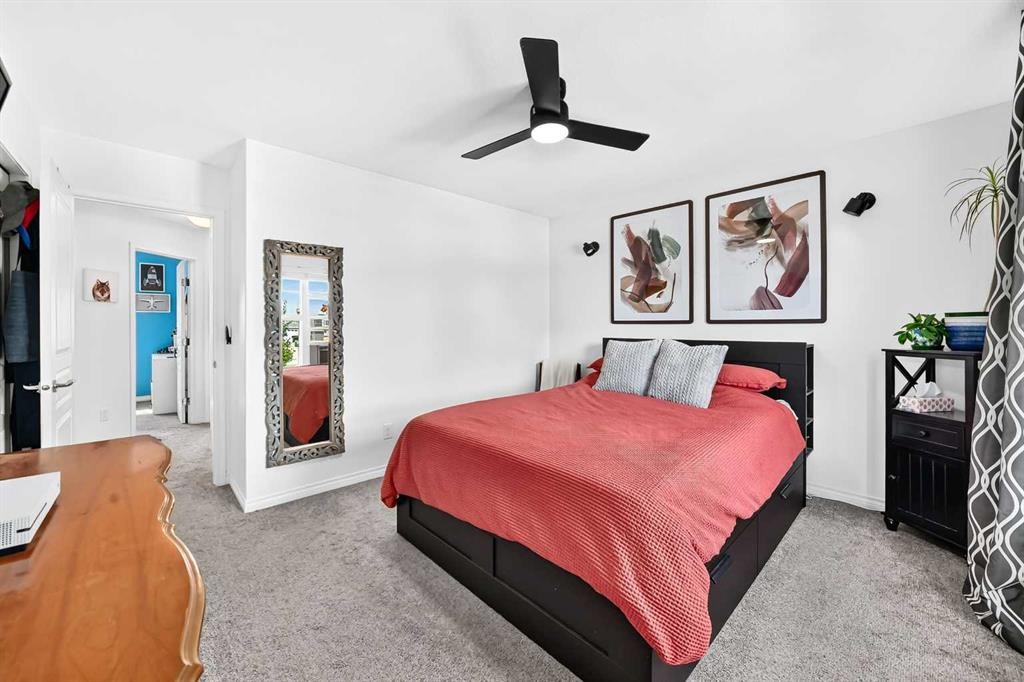 31 Crestview Boulevard, Sylvan Lake, AB - Indoor Photo Showing Bedroom