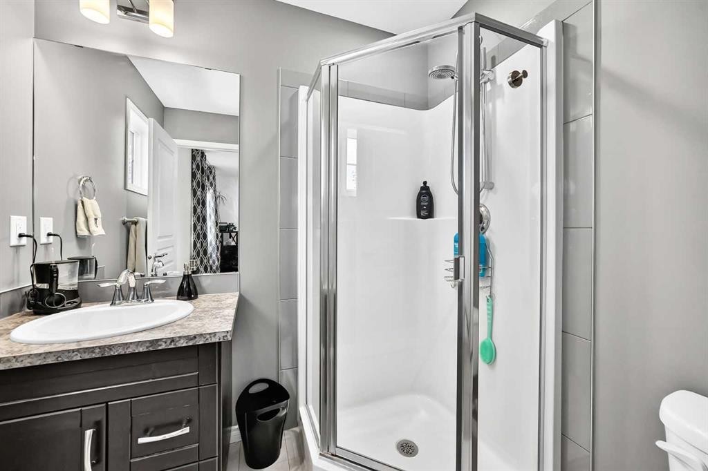 31 Crestview Boulevard, Sylvan Lake, AB - Indoor Photo Showing Bathroom