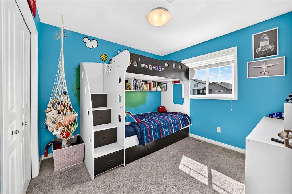 31 Crestview Boulevard, Sylvan Lake, AB - Indoor Photo Showing Bedroom