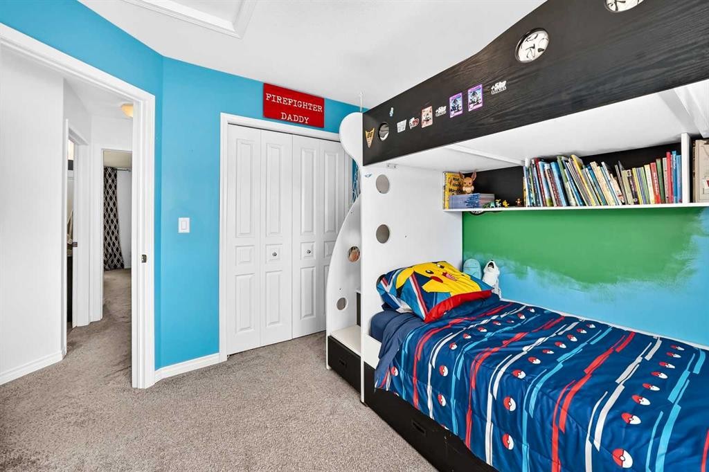 31 Crestview Boulevard, Sylvan Lake, AB - Indoor Photo Showing Bedroom