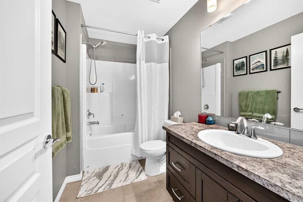 31 Crestview Boulevard, Sylvan Lake, AB - Indoor Photo Showing Bathroom