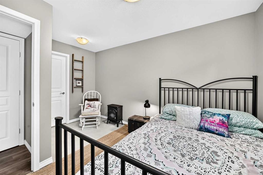 31 Crestview Boulevard, Sylvan Lake, AB - Indoor Photo Showing Bedroom