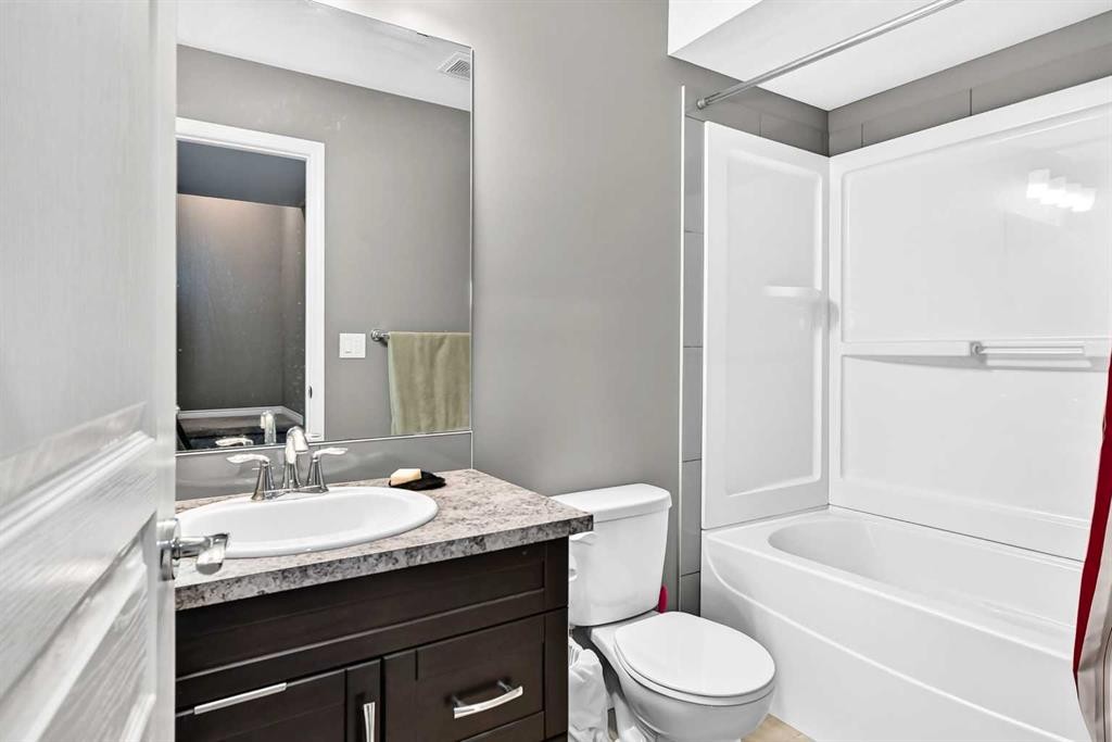 31 Crestview Boulevard, Sylvan Lake, AB - Indoor Photo Showing Bathroom