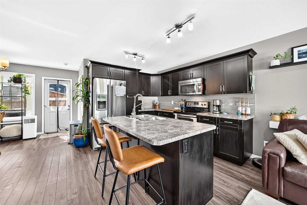 31 Crestview Boulevard, Sylvan Lake, AB - Indoor Photo Showing Kitchen With Upgraded Kitchen