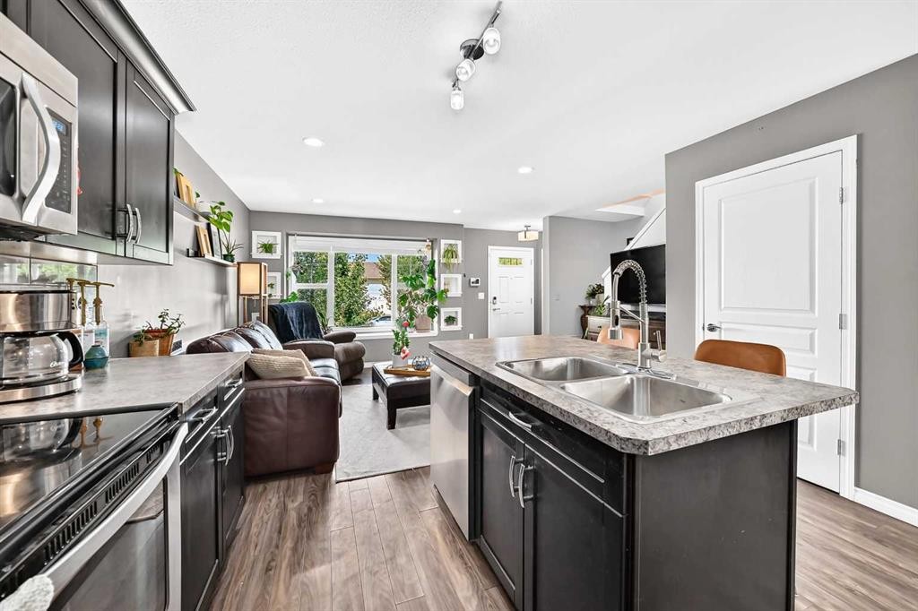 31 Crestview Boulevard, Sylvan Lake, AB - Indoor Photo Showing Kitchen With Double Sink
