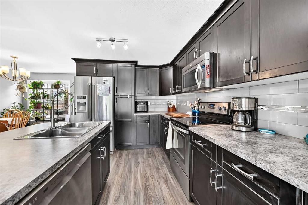 31 Crestview Boulevard, Sylvan Lake, AB - Indoor Photo Showing Kitchen With Double Sink With Upgraded Kitchen