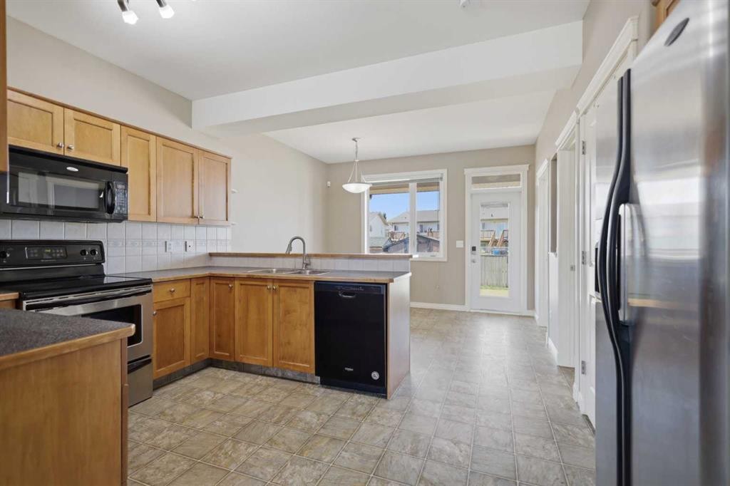 34 Kanten Close, Red Deer, AB - Indoor Photo Showing Kitchen
