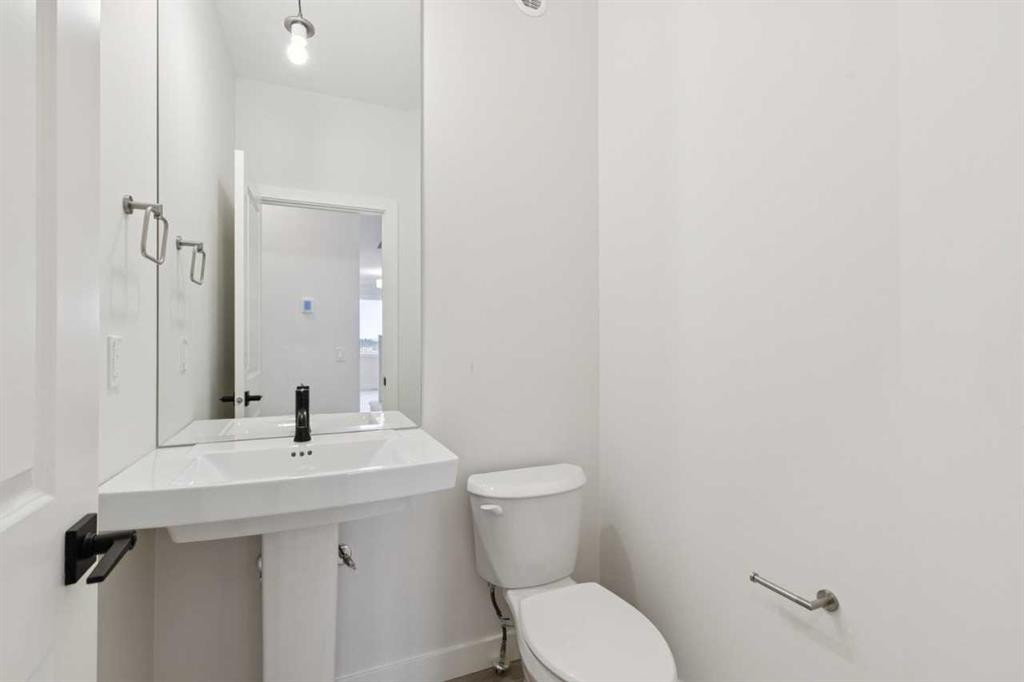 139 Fireside Close, Cochrane, AB - Indoor Photo Showing Bathroom