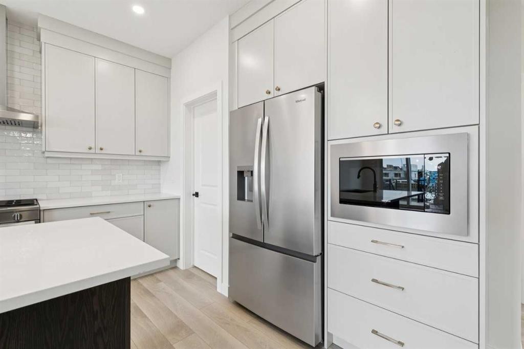 139 Fireside Close, Cochrane, AB - Indoor Photo Showing Kitchen With Upgraded Kitchen