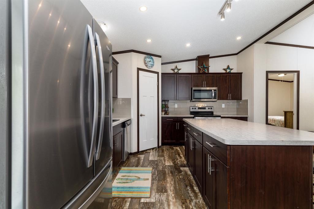 4705 45 Avenue, Alix, AB - Indoor Photo Showing Kitchen With Upgraded Kitchen