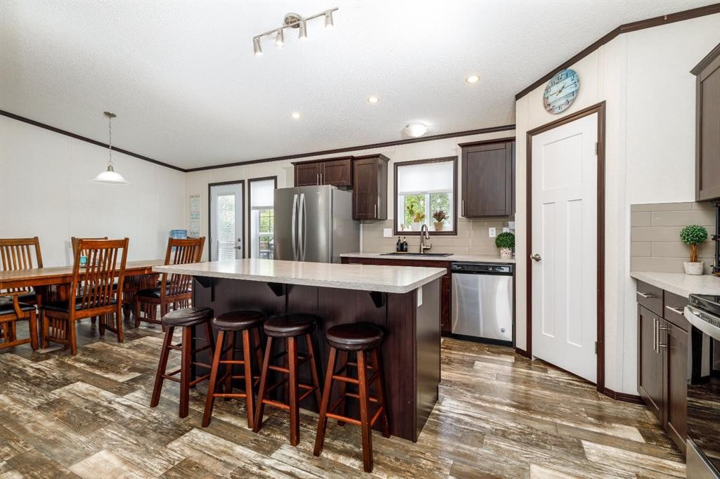 4705 45 Avenue, Alix, AB - Indoor Photo Showing Kitchen With Upgraded Kitchen