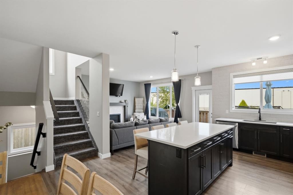 137 Hampton Crescent, Sylvan Lake, AB - Indoor Photo Showing Kitchen With Upgraded Kitchen