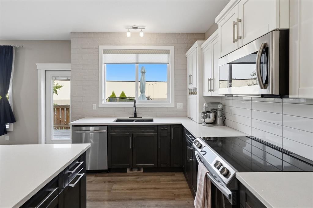 137 Hampton Crescent, Sylvan Lake, AB - Indoor Photo Showing Kitchen