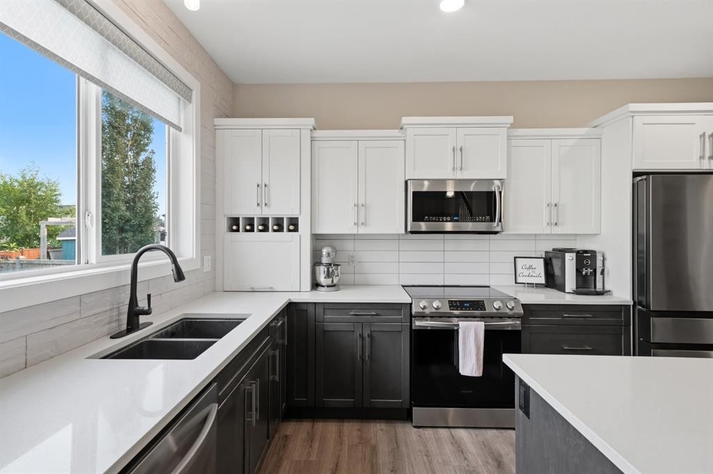137 Hampton Crescent, Sylvan Lake, AB - Indoor Photo Showing Kitchen With Double Sink With Upgraded Kitchen