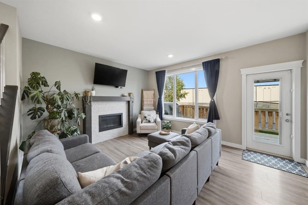 137 Hampton Crescent, Sylvan Lake, AB - Indoor Photo Showing Living Room With Fireplace