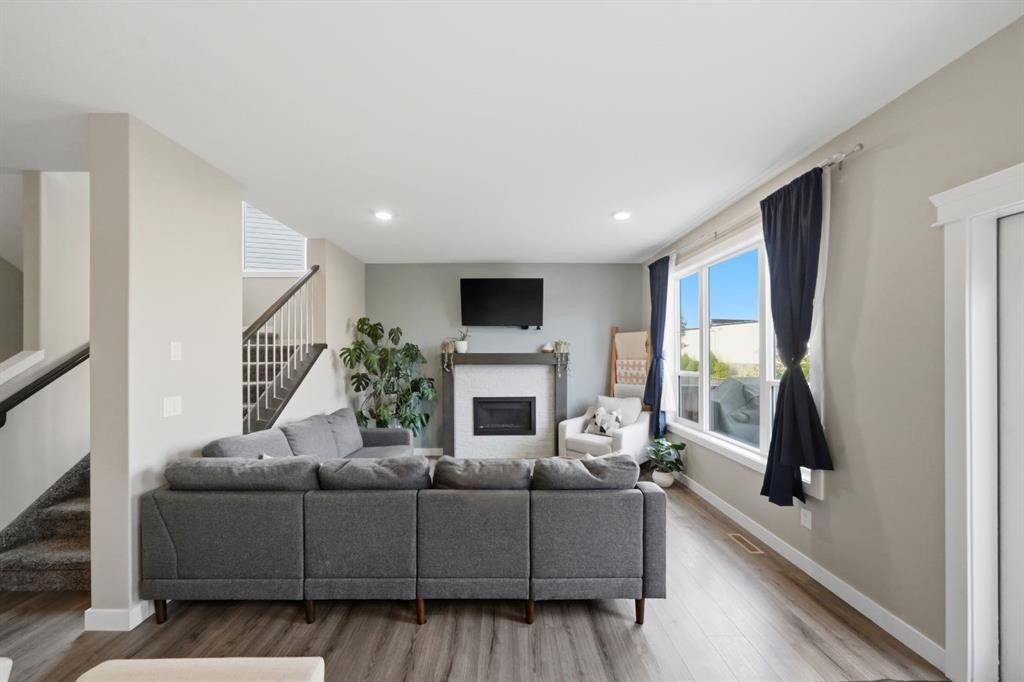 137 Hampton Crescent, Sylvan Lake, AB - Indoor Photo Showing Living Room With Fireplace