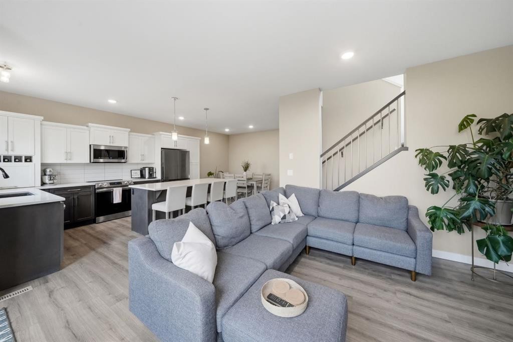 137 Hampton Crescent, Sylvan Lake, AB - Indoor Photo Showing Living Room