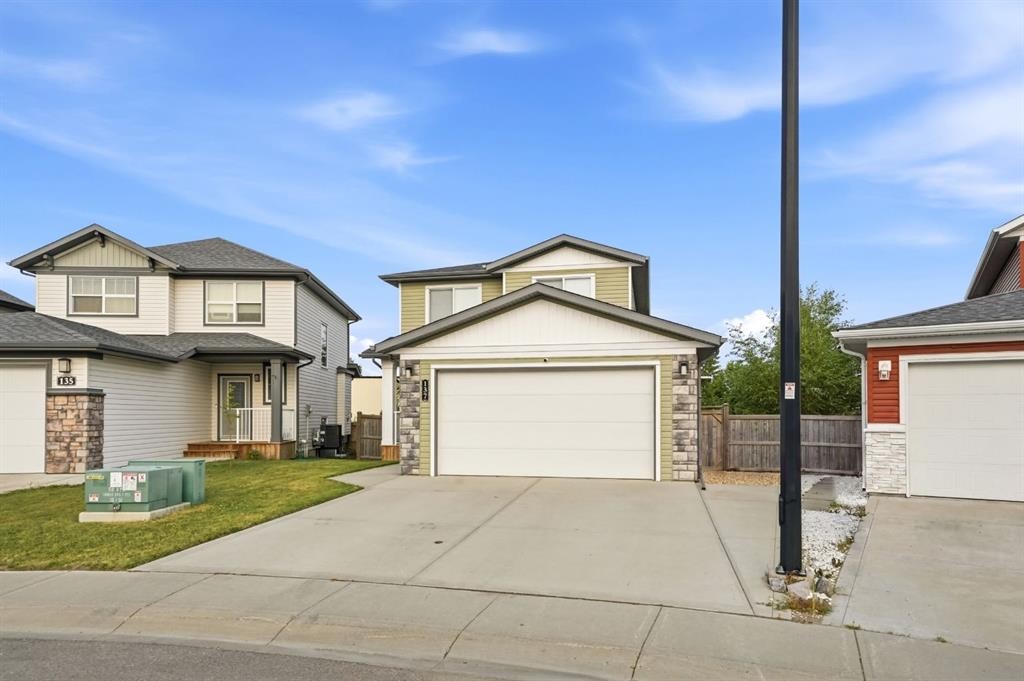 137 Hampton Crescent, Sylvan Lake, AB - Outdoor With Facade