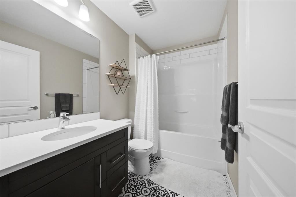 137 Hampton Crescent, Sylvan Lake, AB - Indoor Photo Showing Bathroom