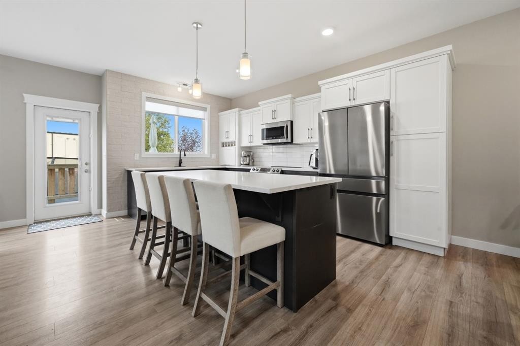 137 Hampton Crescent, Sylvan Lake, AB - Indoor Photo Showing Kitchen With Upgraded Kitchen