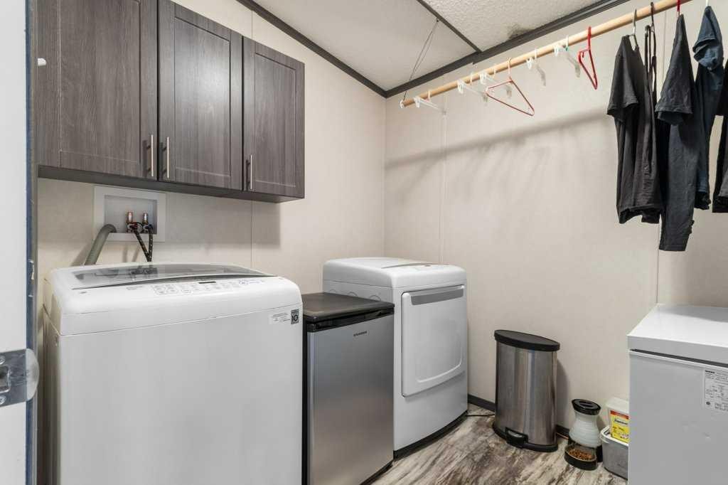 432 3 Avenue, Elnora, AB - Indoor Photo Showing Laundry Room
