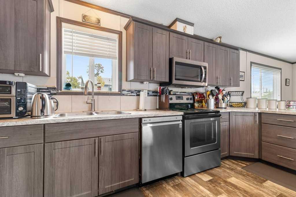 432 3 Avenue, Elnora, AB - Indoor Photo Showing Kitchen With Stainless Steel Kitchen With Double Sink