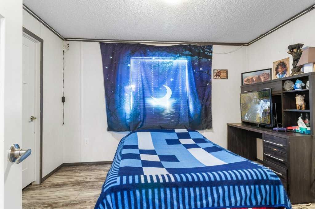 432 3 Avenue, Elnora, AB - Indoor Photo Showing Bedroom